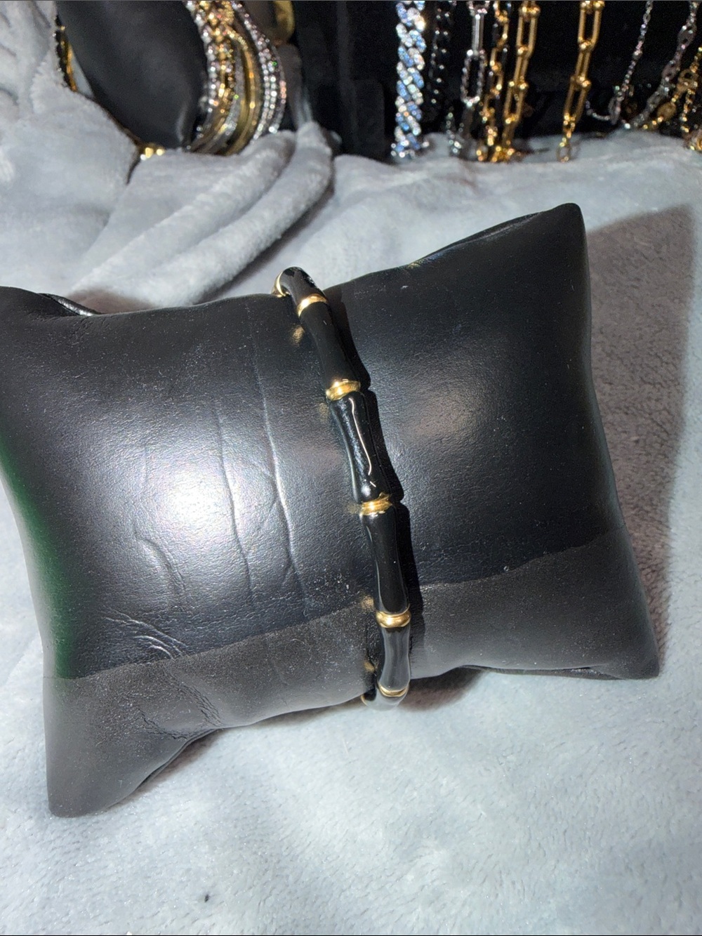Black and Gold Bamboo-Style Bangle Bracelet

STAINLESS STEEL
SIZE 8
black enamel